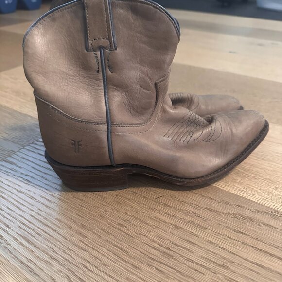 Frye short leather western booties in taupe/grey - Picture 11 of 11